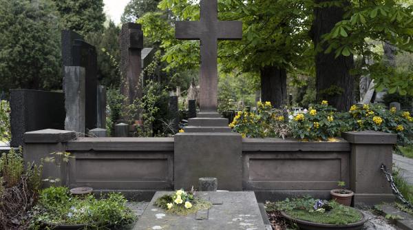 Un copil de 12 ani s-a stins din viață, după ce o cruce de peste 100 de kilograme s-a prăbușit peste el, într-un cimitir din Cluj