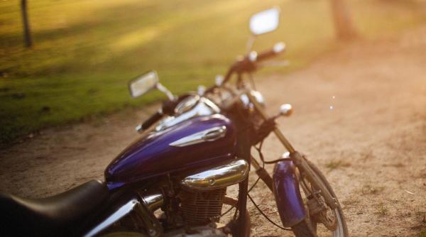 Adolescentă aflată pe motocicletă, rănită grav în Suceava
