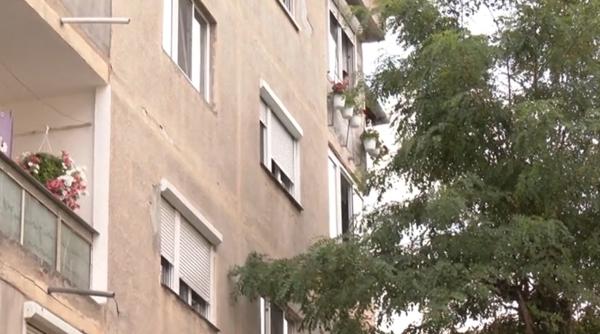 Fetiță de doi ani, în stare gravă după ce a căzut de la etaj. Vecinii spun că au auzit-o plângând minute în șir, iar părinții dormeau