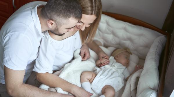 Verifici de mai multe ori dacă bebelușul tău respiră? Psihologia explică de ce se întâmplă acest lucru