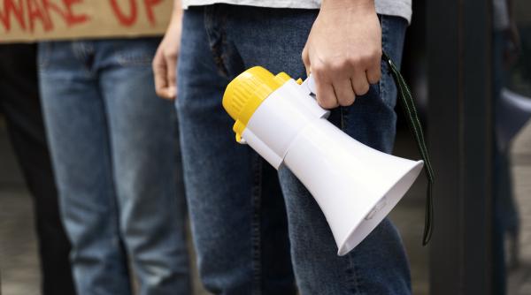 Părinții elevilor unei școli din Botoșani, protest în fața Primăriei. Care este motivul