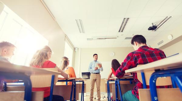 Proiectul noii legi a salarizării. Ce sporuri ar putea primi profesorii și angajații din învățământ