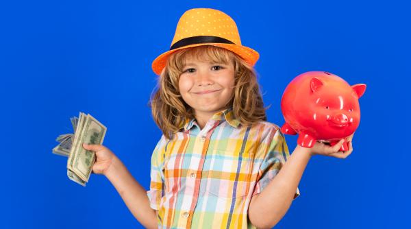 Ce buget este bine să îi dai copilului în vacanță? Sfaturi pentru echilibrul dintre bani de buzunar și autonomie
