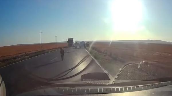 Copil căzut dintr-o mașină aflată în mers, pe drumul Tulcea-București. A ajuns în fața unui TIR/ VIDEO