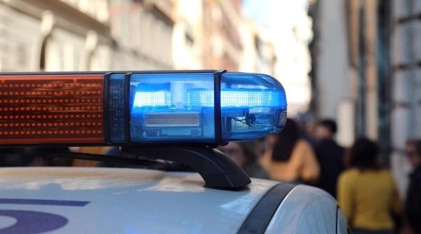 Doi părinți din Dâmbovița, arestați preventiv după ce au agresat învățătoarea copilului. Femeia l-ar fi certat pe copilul lor în tabără