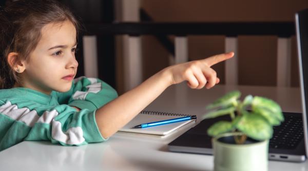 Educația bilingvă a copiilor: Ce arată studiile despre dezvoltarea lor