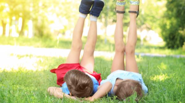 Copilul uită ce a învățat peste vară? 5 metode mai eficiente decât caietele de vacanță