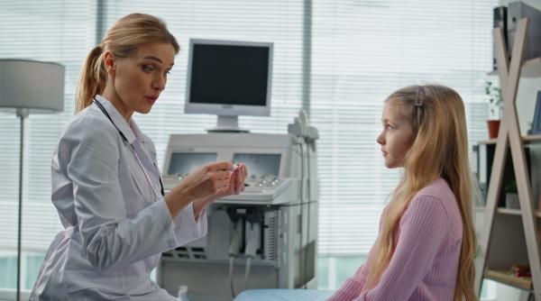 Cât de neregulată poate fi menstruația în primii ani? Dr. Oana Crețu spune când trebuie să mergi la medic / VIDEO