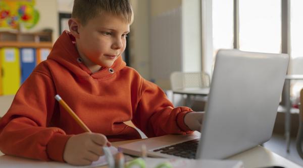 Folosește copilul tău inteligența artificială pentru teme? Un studiu la scară largă avertizează: învață cu 20% mai puțin