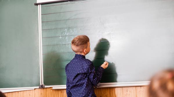 Studiu: Inteligența Artificială poate identifica, cu o precizie de 85%, care copii vor avea probleme la școală
