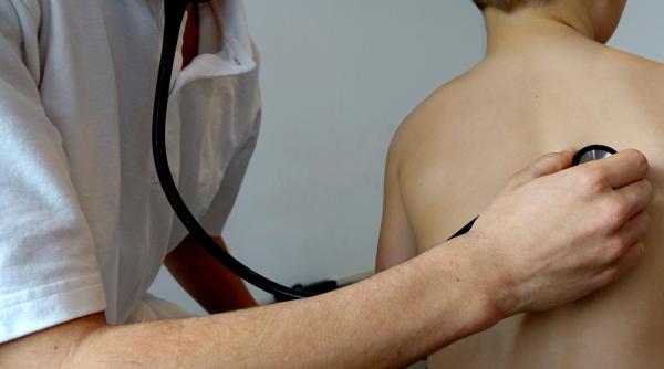 Tot mai mulți copii sub 12 ani din SUA iau medicamente pentru slăbit - Studiu
