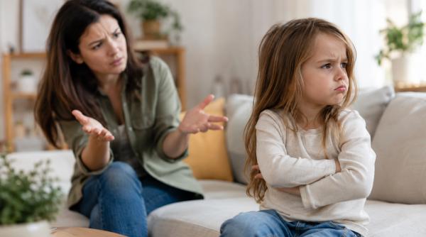Copilul te sfidează și refuză să te asculte? 8 lucruri pe care să le faci fără să transformi totul într-o luptă