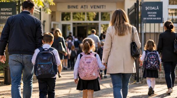 Uniforma școlară devine obligatorie. Cine decide cum va arăta și ce elevi vor primi bani pentru ea