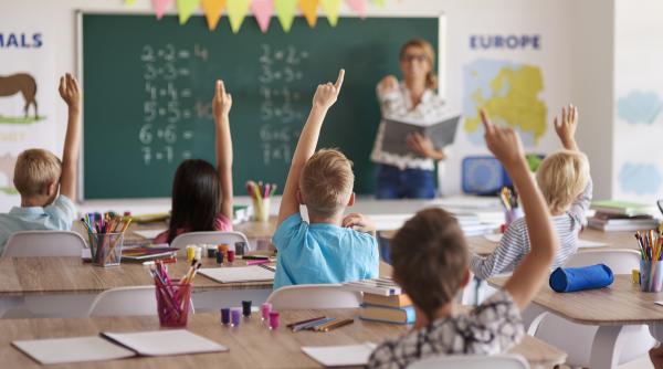 Ministerul Educației și Cercetării lansează un program pentru școlile vulnerabile: 50.000 de copii vor beneficia de sprijin