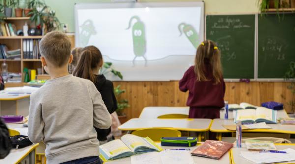 Raportul OECD despre școala românească: Vacanțe lungi, ore puține la primar și investiții la jumătate