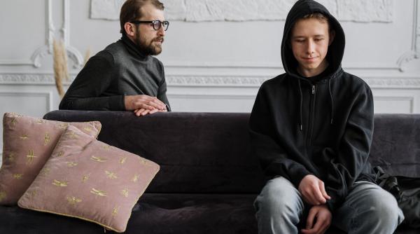 Eugen Hriscu, psihiatru: Părinții îi influențează pe adolescenți mai ales prin emoțiile pe care le transmit