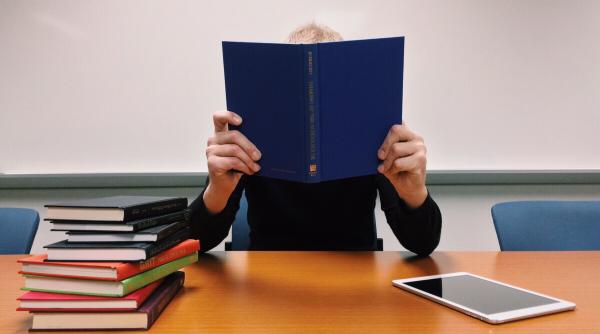 Concurs pentru elevii pasionaţi de literatură: "Copiii noştri talentaţi". Până când se pot înscrie cei mici