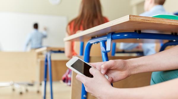 Telefoanele mobile în liceu. Un studiu confirmă beneficiile interzicerii lor
