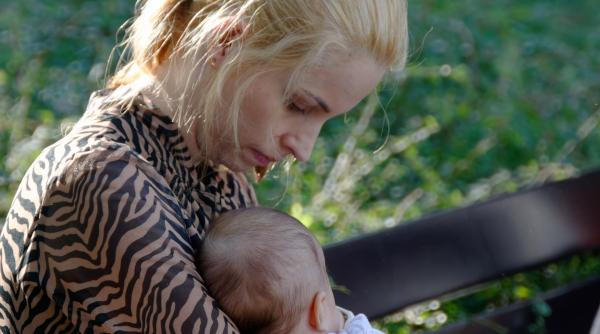 Indemnizaţia de creştere a copilului ar putea fi păstrată după revenirea la muncă. Mamele, scutite de CASS