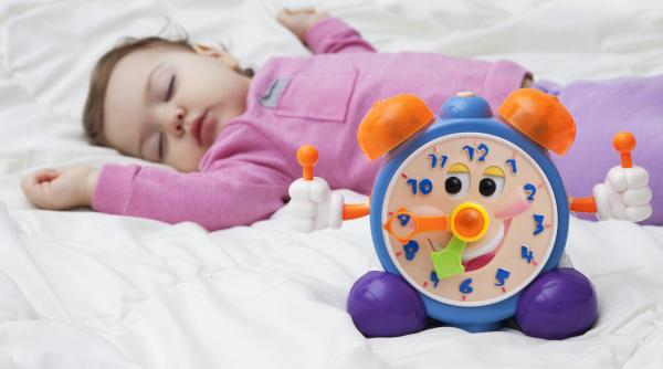 Ora de iarnă și programul bebelușului: cum adaptezi somnul și mesele 
