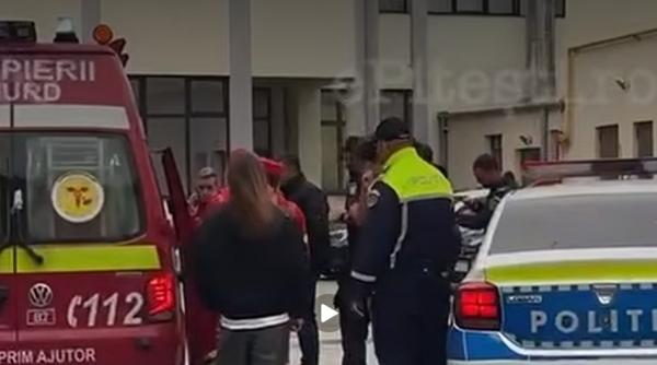 Atac terifiant la un liceu din Pitești: Un elev de 15 ani a scos o macetă și și-a atacat colegii de clasă