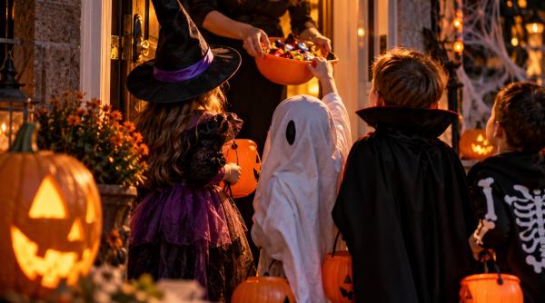 De ce merg copiii din ușă în ușă pentru dulciuri de Halloween? Povestea surprinzătoare a tradiției „Trick or Treat”