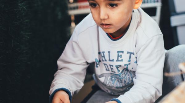 Psiholog: 5 lucruri pe care le spun adulții copiilor și care închid conversația fără să-și dea seama