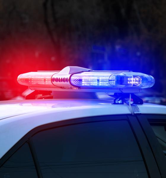 Un adolescent s-a stins din viață după ce sania pe care era, trasă de o mașină, a lovit un cap de pod, în Olt