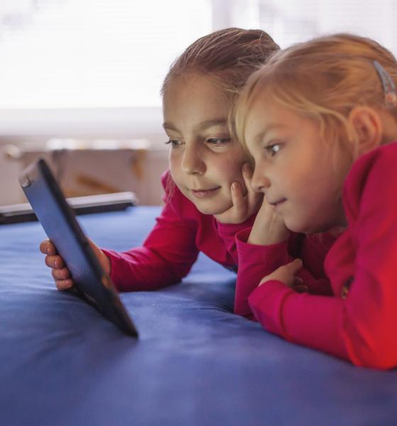 Un studiu Oxford și Cambridge a stabilit după câte minute de ecran începe să fie afectat vocabularul copilului