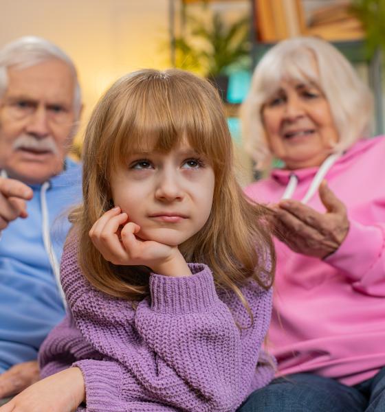 Boomerii îi judecă aspru pe Milenialii care își cresc copiii „prea blând” în aceste 11 moduri: „Ne îngrijorează!”