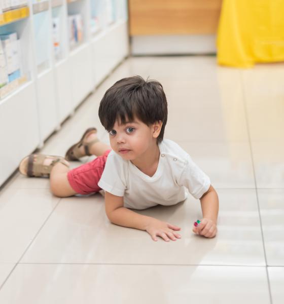 Ce funcționează când copilul face crize în public. „Nu-i ține discursuri când e nervos și jignește”