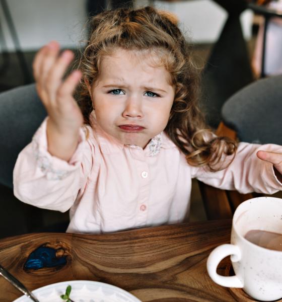 Sfaturi pentru părinții copleșiți de crizele și refuzurile celui mic. „Nu este nevoie să fie perfecți, ci suficient de prezenți”