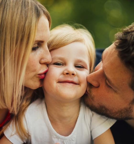Nu-i spune copilului tău doar „Te iubesc”: Fă asta și va simți cu adevărat!