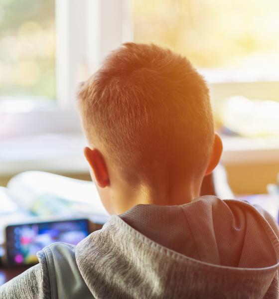 Ministerul Educației le sugerează celor peste 200 de elevi români care sunt blocaţi în Dubai să intre la ore online