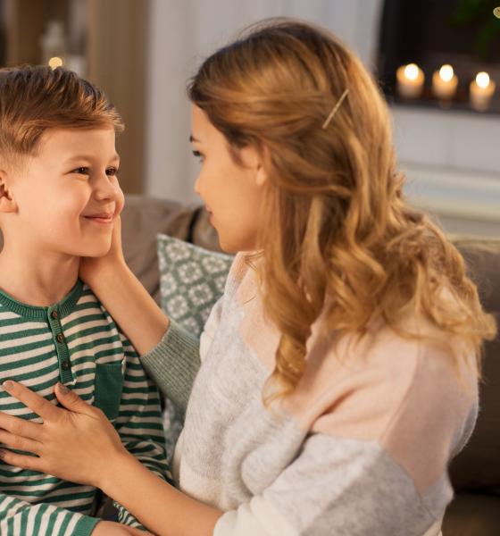 Fraze pe care să i le spui copilului tău pentru a-l face să se simtă iubit