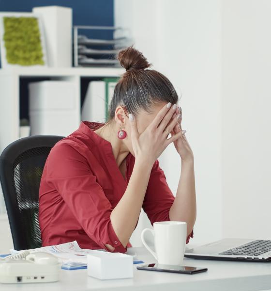 Stresul la muncă crește alarmant: tot mai puțini români se declară fericiți la job