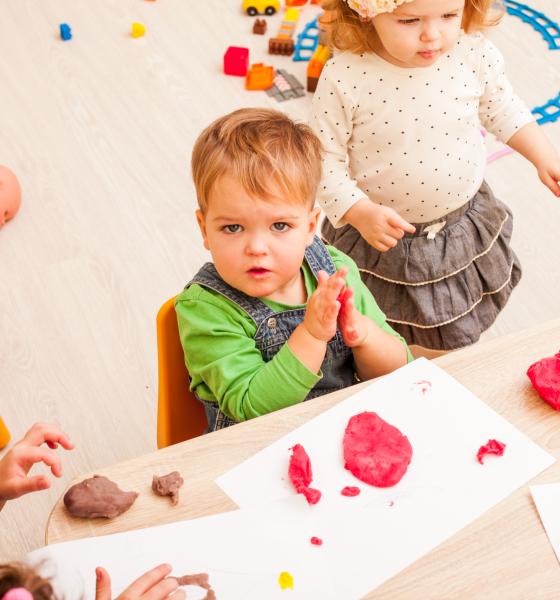 Studiu: Acei copii care merg la creșă au o imunitate mai bună