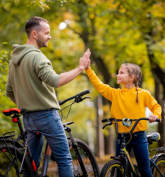 7 lucruri rare pe care copiii nu le uită niciodată despre părinții care i-au făcut să se simtă cu adevărat iubiți