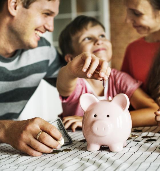 Cum îi ajuți pe copii să construiască o relație sănătoasă cu banii? Psiholog: „Așa vor avea o situație financiară mai bună când cresc!”
