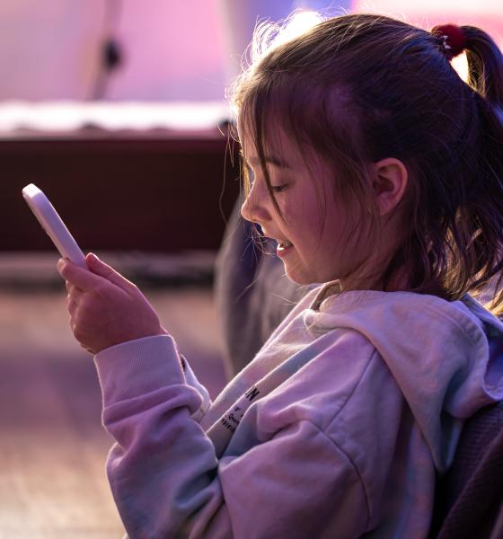 Tot mai multe țări limitează accesul copiilor la rețele sociale. România nu se află printre ele