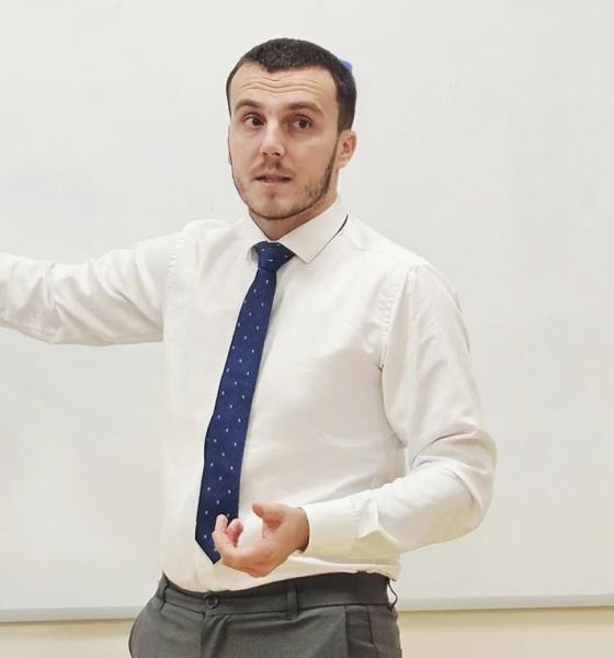 „Cred că avem nevoie de figuri masculine în învățământ!” Viziunea lui Petruț Rizea asupra viitorului educației primare / VIDEO