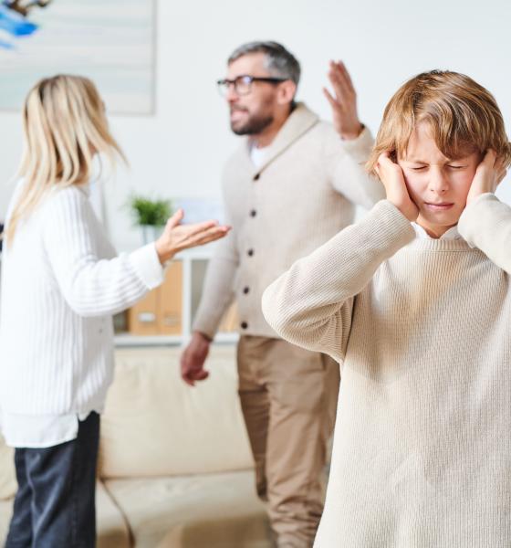 Părinții care țipă constant unul la altul în fața copiilor le lasă acestora 11 probleme la vârsta adultă