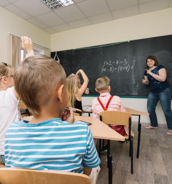 Alocația copiilor ar putea scădea la 100 de lei. Parlamentarii UDMR propun o bursă de prezență pentru elevii care merg la școală