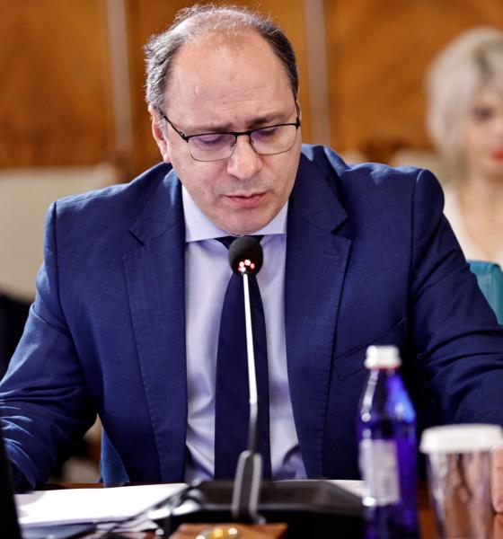 Ministrul Dimian, cadou personal pentru o universitate din țară: Surpriză pentru cei prezenţi în sală 