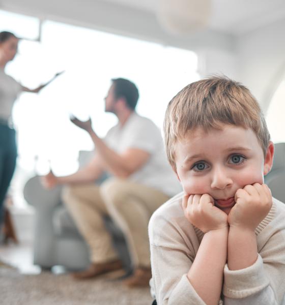 Zâmbetul alienatorului parental. Radu Leca: Prevenția începe când adulții acceptă că fiecare gest devine material educativ pentru copil