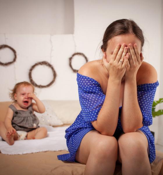 „Și eu am nevoie de o mamă”: Adevărul crud despre depresia postpartum, epuizarea mamelor și presiunea societății