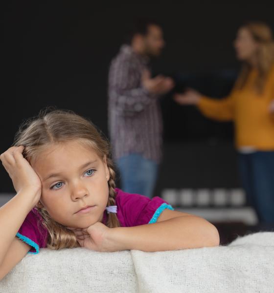Cum îl protejezi pe copil când se află între doi părinți care nu se mai înțeleg? Leca: Prevenția alienării parentale începe exact aici