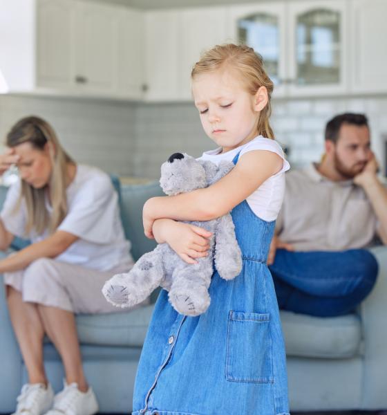 Tiparul relațional în care un părinte ajunge să influențeze constant relația copilului cu celălalt părinte, explicat de Radu Leca