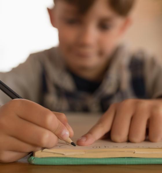 Învățătoare reținută după ce ar fi bătut un elev de 10 ani. Copilul ar fi rupt rezultatele de la Evaluarea Națională
