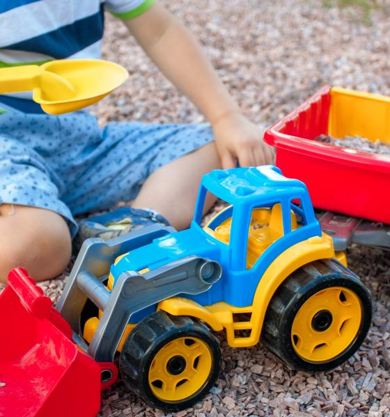 Sărăcia modelează creierul copiilor mai mult decât stilul de parenting sau IQ-ul, arată un studiu